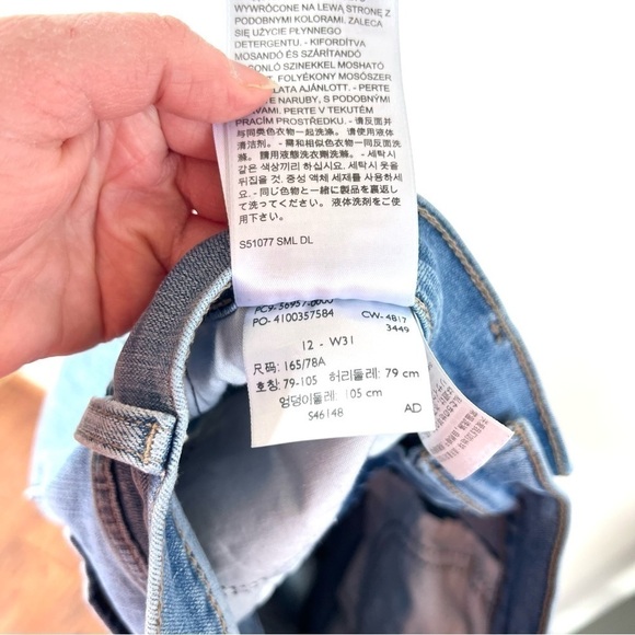 Levi Strauss & Co Distressed Cut Off Light Wash Denim Women's Jean Shorts Sz 12 - Picture 12 of 16